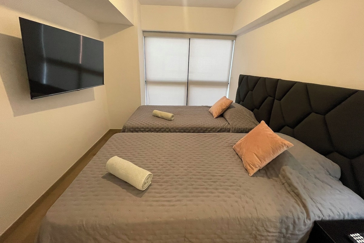 1 habitación, cubrecamas, escritorio y espacio para trabajar con laptop