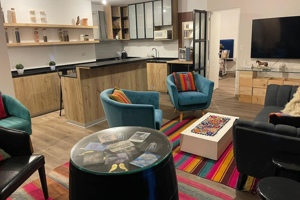 Departamento Royal | Área de sala de estar | Televisión de pantalla plana, Netflix, Hulu y servicios de streaming