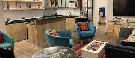 Lägenhet Royal | Vardagsrum | 55-tums platt-tv med digitalkanaler, tv och Netflix