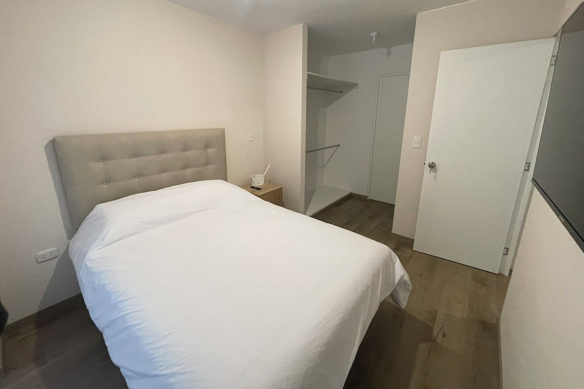 1 habitación, cubrecamas, escritorio y espacio para trabajar con laptop
