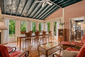 Smart-tv, pejs, dvd-afspiller, bøger