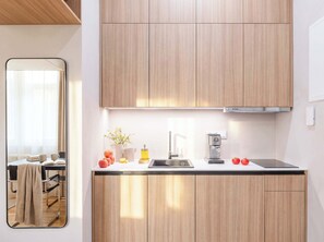 Wasserkocher mit Kaffee-/Teezubehör, Kühlschrank, Herdplatte