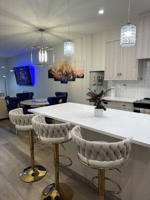 Royal House | Living area - Navii Estates - Vacations Elevated, Homes Perfected (Calgary)