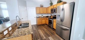 Fridge, microwave, oven, stovetop - Maleficent's Disney's Jungle VR Retreat (Davenport)