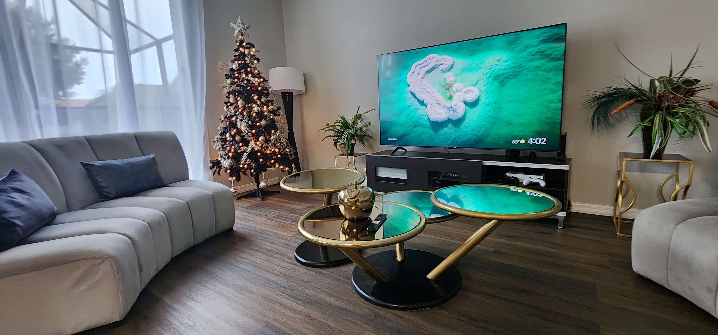 Una televisión, videojuegos, una oficina