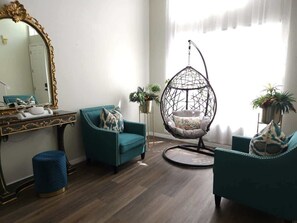 Interior - Maleficent's Disney's Jungle VR Retreat (Davenport)