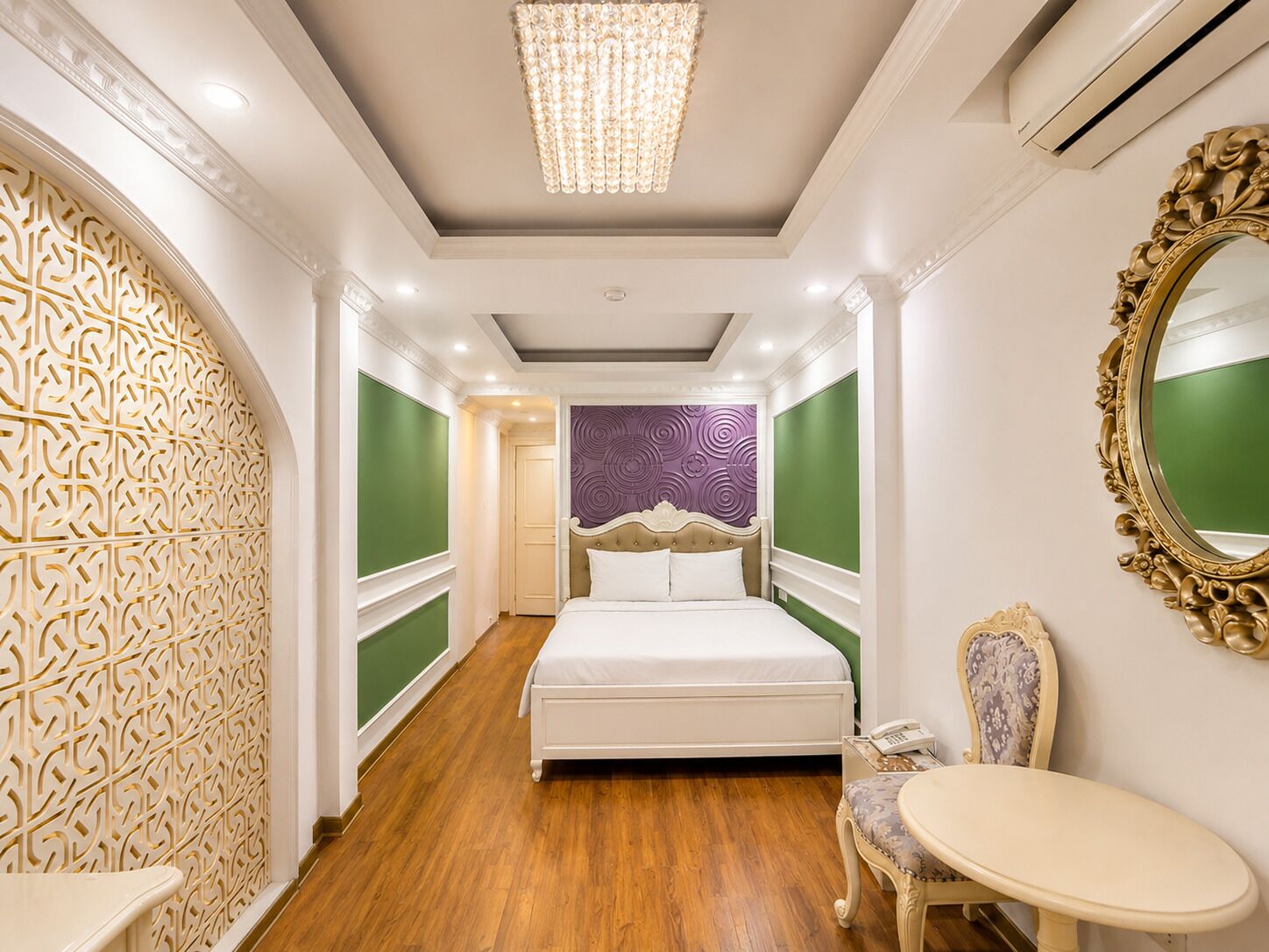 Deluxe-Doppelzimmer, 1 Queen-Bett, Balkon, Stadtblick | Allergikerbettwaren, Betten mit Memory-Foam-Matratzen, Minibar