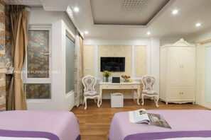 Kolmen hengen perhehuone, useita sänkyjä, ei ikkunoita | Oleskelualue | 32–tuumainen taulutelevisio, jossa kaapelikanavat