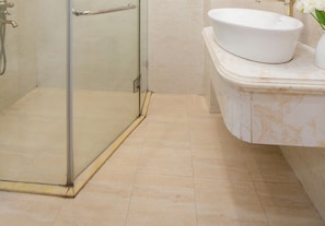 Een douche, een hydromassagedouche, gratis toiletartikelen