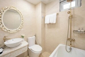 Kahden hengen junior-huone, 1 keskisuuri parisänky, parveke, kaupunkinäköala | Kylpyhuone | Suihku, hierova suihkupää, ilmaiset hygieniatuotteet, hiustenkuivaaja