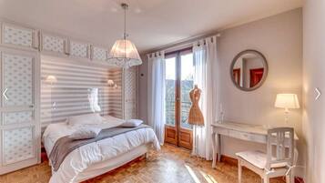 5 slaapkamers, een strijkplank/strijkijzer, gratis wifi, beddengoed