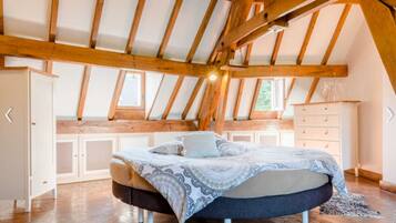 5 bedrooms, iron/ironing board, free WiFi, bed sheets