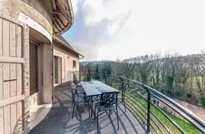 Outdoor dining - Charming 'Le Gite De La Tour' with Private Terrace, Garden, and Wi-Fi (Bressieux)