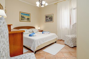 1 chambre, fer et planche à repasser, draps fournis