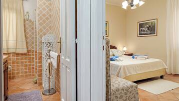 1 Schlafzimmer, Bügeleisen/Bügelbrett, Bettwäsche