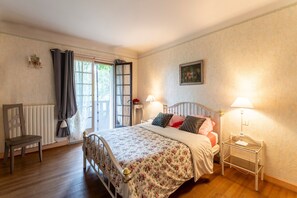 4 bedrooms, iron/ironing board, free WiFi, bed sheets - Villa 'Le Colombier - Cambalala' with Mountain View, Private Pool and Wi-Fi (Barbentane)