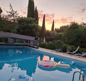 A swimming pool with lounge chairs and a colorful inflatable ring. - Villa 'Le Colombier - Cambalala' with Mountain View, Private Pool and Wi-Fi (Barbentane)