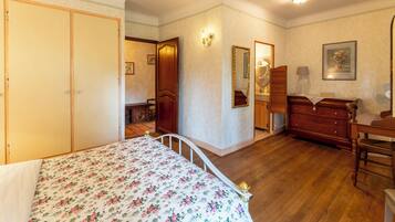 4 bedrooms, iron/ironing board, free WiFi, bed sheets