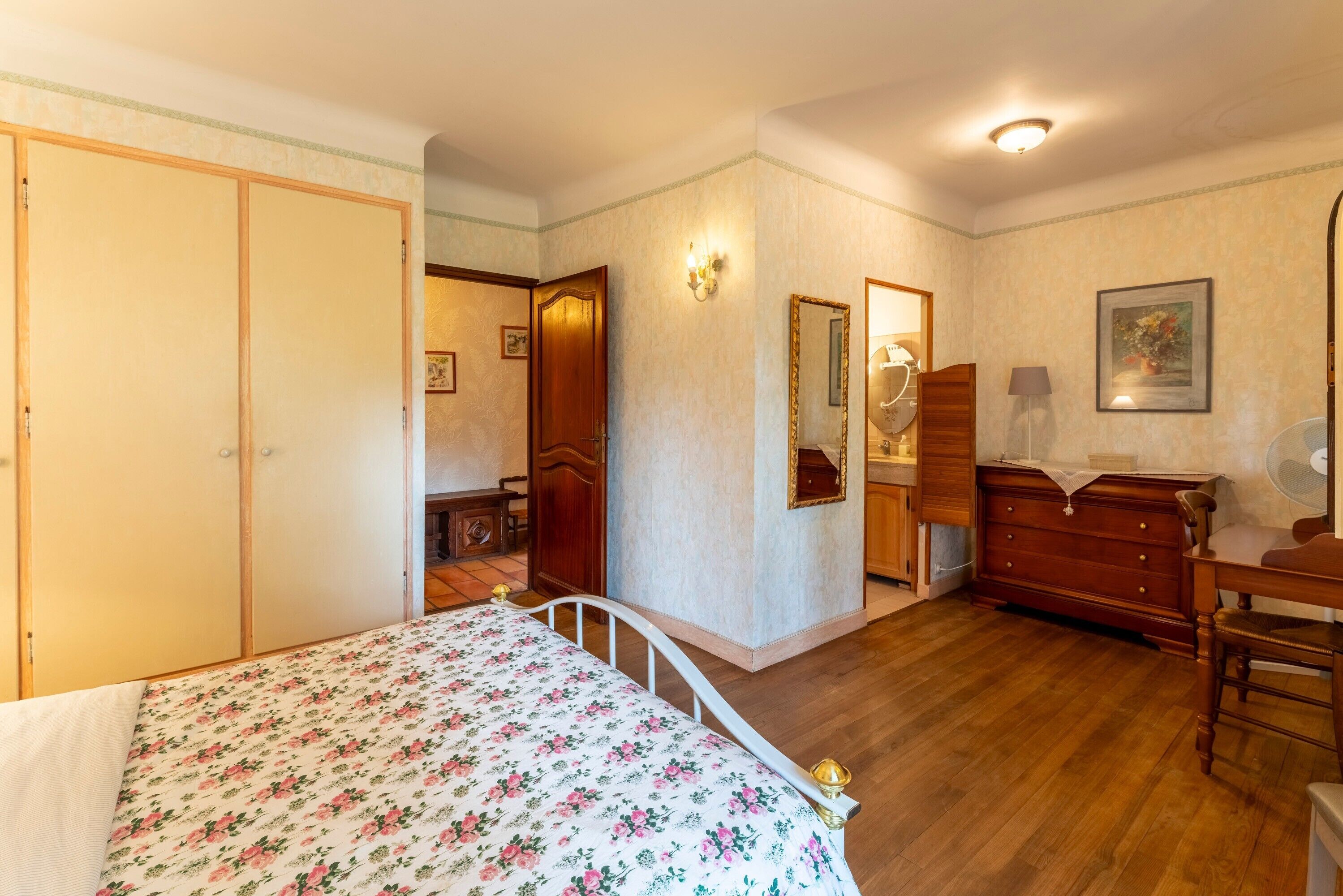 4 bedrooms, iron/ironing board, free WiFi, bed sheets