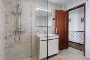 Dusche, Haartrockner, Handtücher