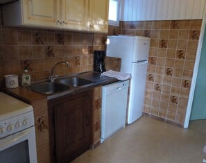 Køleskab, mikrobølgeovn, ovn, kogeplade