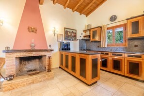 Kühlschrank, Ofen, Herdplatte, Wasserkocher mit Kaffee-/Teezubehör