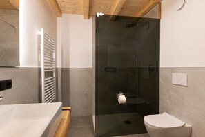 Een douche, een haardroger, handdoeken