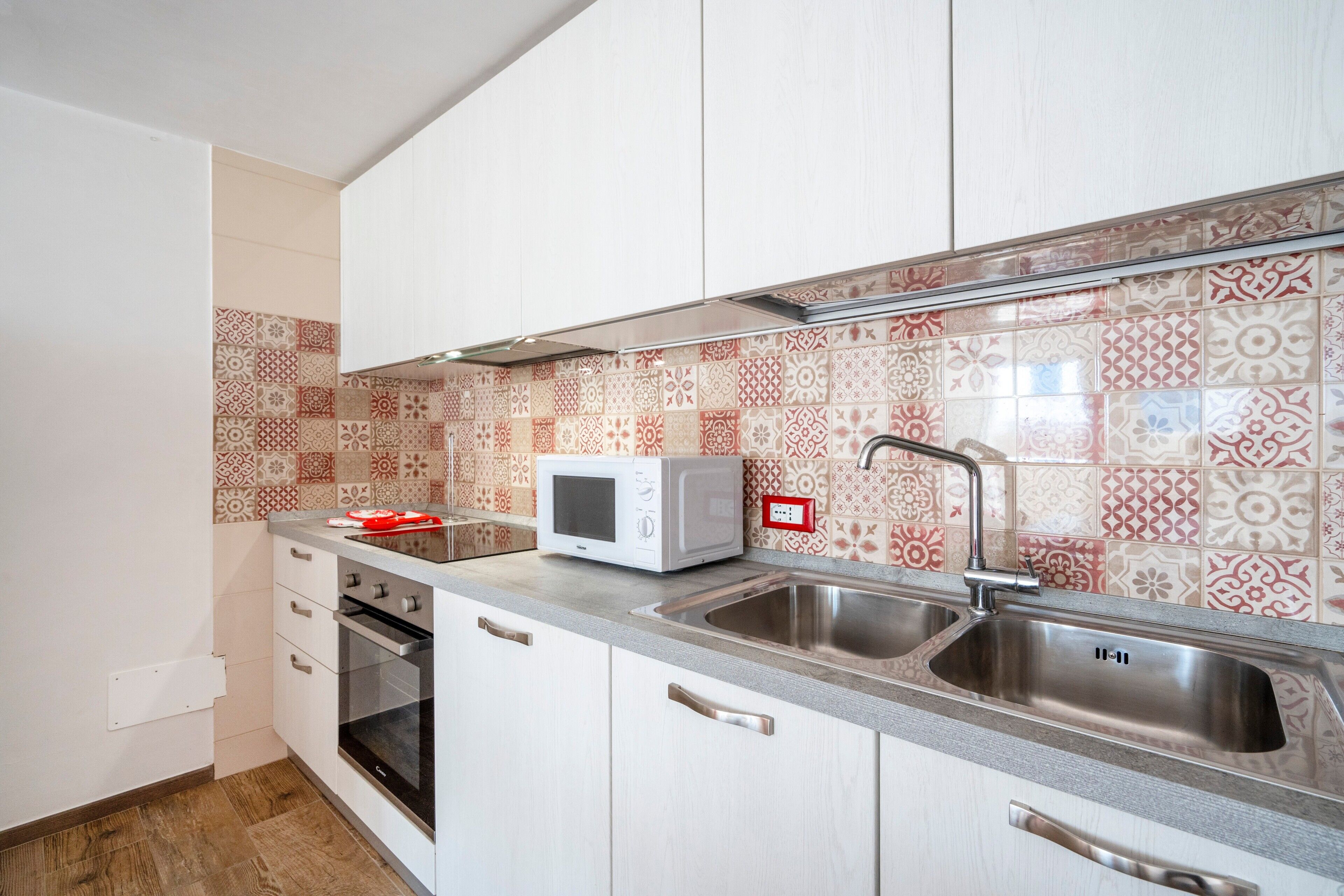 Jääkaappi, mikroaaltouuni, uuni, liesi