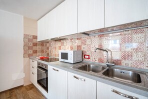 Kühlschrank, Mikrowelle, Ofen, Herdplatte