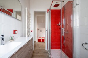 Douche, sèche-cheveux, serviettes fournies