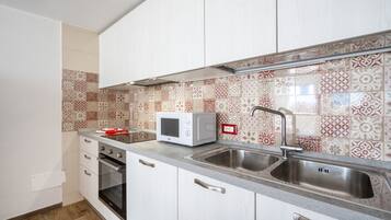 Geladeira, micro-ondas, fogão, cooktop