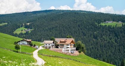 Appartement 'Moserhof Wohnung Lavendel' avec vue sur les montagnes, balcon et Wi-Fi