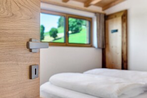 2 bedrooms, free WiFi, bed sheets - Apartment 'Moserhof Wohnung Lavendel' with Mountain View, Balcony and Wi-Fi (San Genesio)