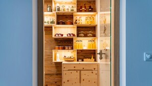 Ein Holzschrank mit mehreren Regalen, gefüllt mit verschiedenen Gegenständen.