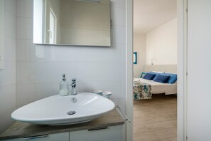 Shower, hair dryer, towels - Holiday Apartment "Gufo Di Mare - Celeste" with Sea View, Private Terrace  (Savelletri)