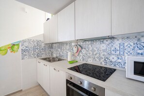 Fridge, microwave, oven, stovetop - Holiday Apartment "Gufo Di Mare - Celeste" with Sea View, Private Terrace  (Savelletri)