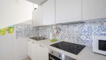 Geladeira, micro-ondas, fogão, cooktop
