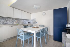 Frigorífic, microones, forn i placa de cuina