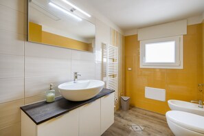 Douche, sèche-cheveux, serviettes fournies