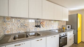 Geladeira, micro-ondas, fogão, cooktop