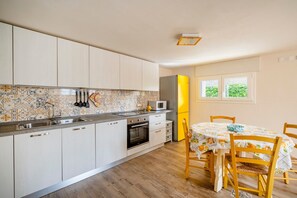 Fridge, microwave, oven, stovetop - Holiday Apartment "Gufo Di Mare - Giallo" with Sea View, Private Terrace (Savelletri)