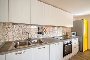 Fridge, microwave, oven, stovetop - Holiday Apartment "Gufo Di Mare - Giallo" with Sea View, Private Terrace (Savelletri)