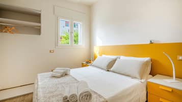 1 slaapkamer, een strijkplank/strijkijzer, gratis wifi, beddengoed