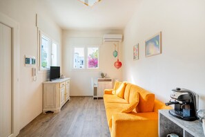 TV - Holiday Apartment "Gufo Di Mare - Giallo" with Sea View, Private Terrace (Savelletri)