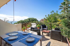 Outdoor dining - Apartment 'Mare, Sole, Eucalipto' with Sea View, Private Terrace and Air Conditioning (Piani-Ciapin)