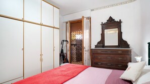 A bedroom with a bed, a dresser, a mirror, and a wardrobe. - Apartment 'Mare, Sole, Eucalipto' with Sea View, Private Terrace and Air Conditioning (Piani-Ciapin)
