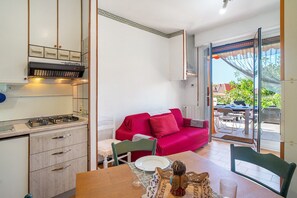 TV - Apartment 'Mare, Sole, Eucalipto' with Sea View, Private Terrace and Air Conditioning (Piani-Ciapin)