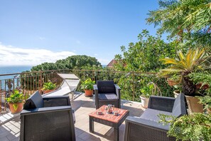 Terrace/patio - Apartment 'Mare, Sole, Eucalipto' with Sea View, Private Terrace and Air Conditioning (Piani-Ciapin)