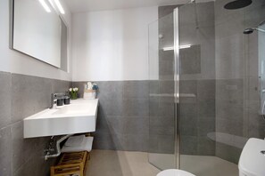 Shower, hair dryer, towels - Apartment 'Casa Milano 1' with Balcony, Wi-Fi and Air Conditioning (Jerez de la Frontera)