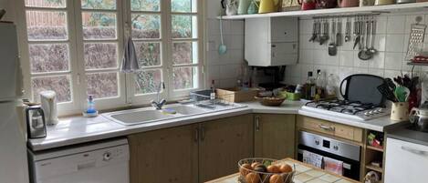 ثلاجة، ميكروويف، فرن، موقد طهي مسطح